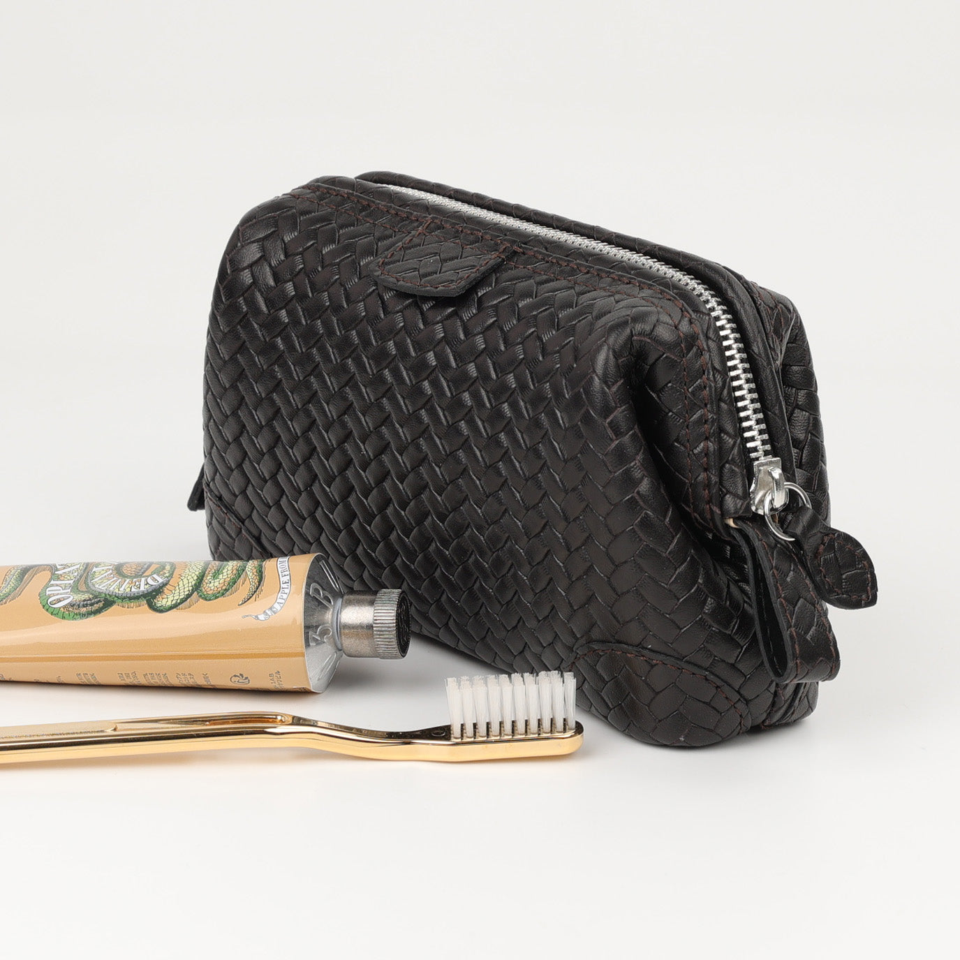 Handgefertigte Leder Beauty Tasche mit dunkelbraunem Flechtmuster aus der Mousetrap Kollektion