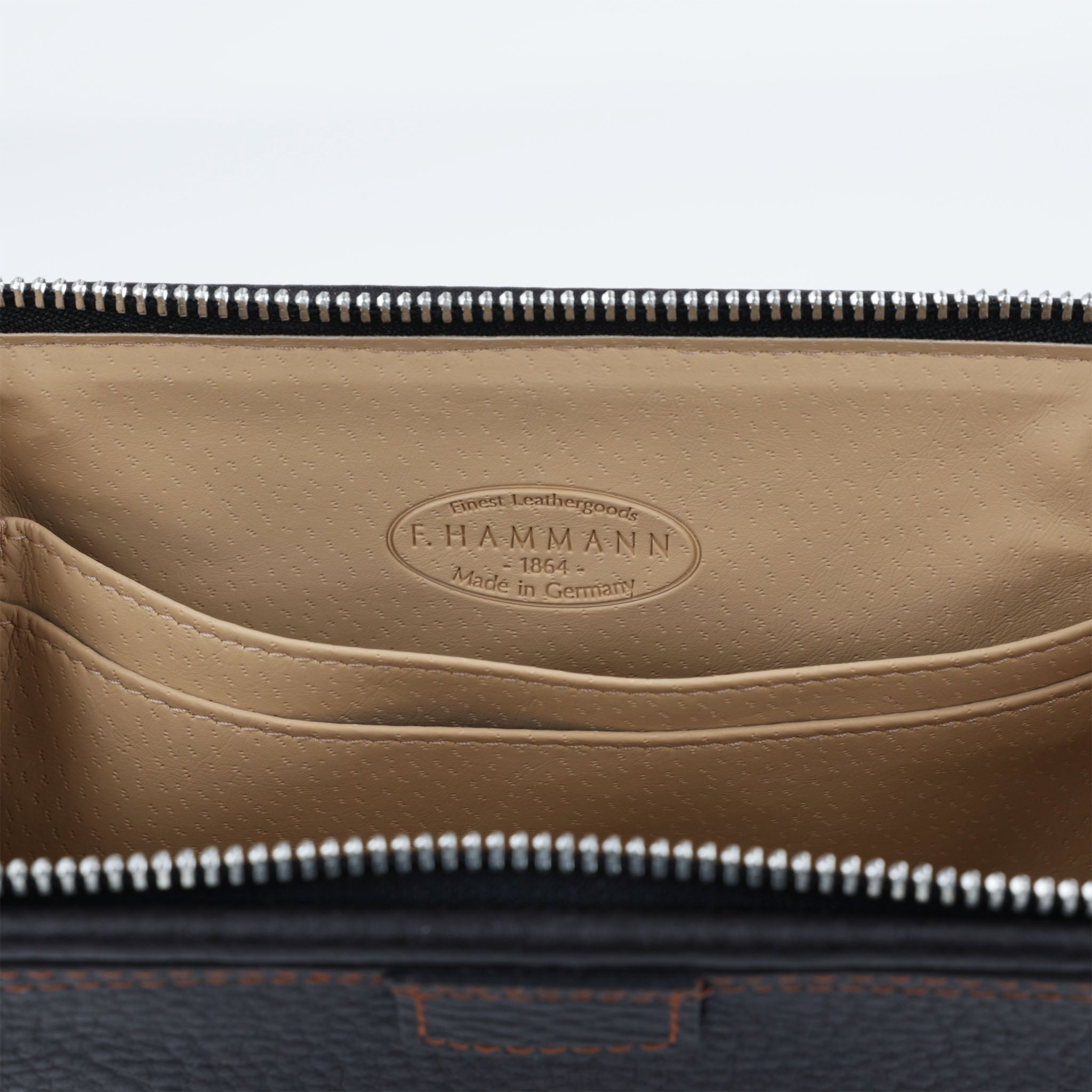 Handgefertigte Leder Make-up Tasche in Dunkelbraun mit weit öffnendem Metallbügel