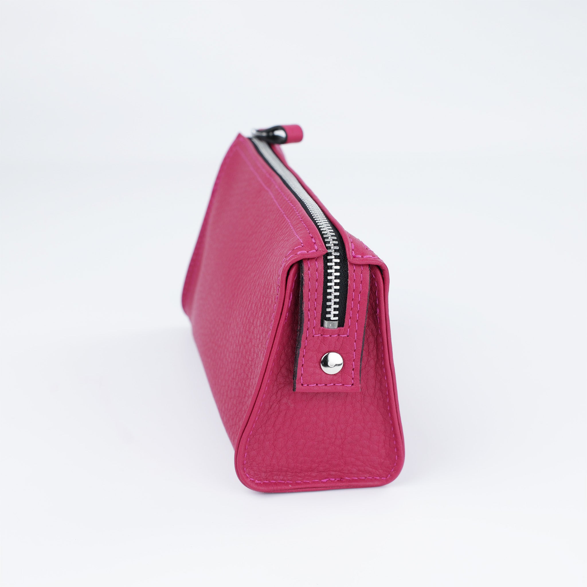 Handgefertigte Beauty Tasche aus Kalbsleder in dunklem Pink mit klarer Triangle Form