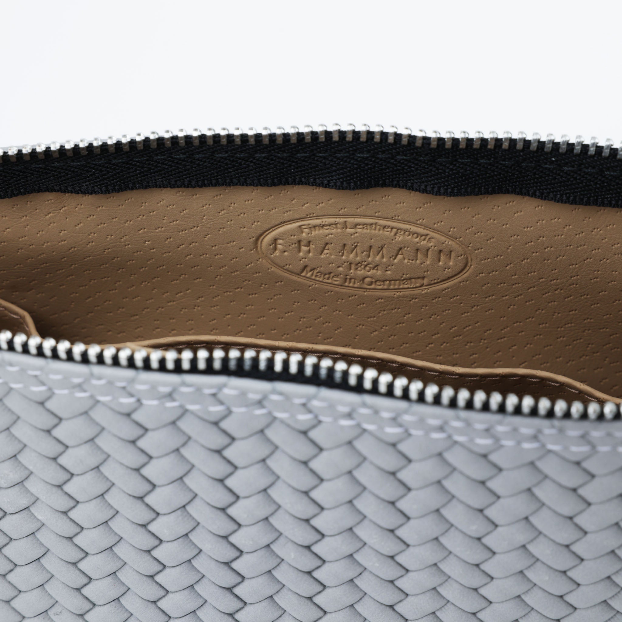 Edle Make-up Tasche aus Leder mit grauem Flechtmuster und Triangle Form