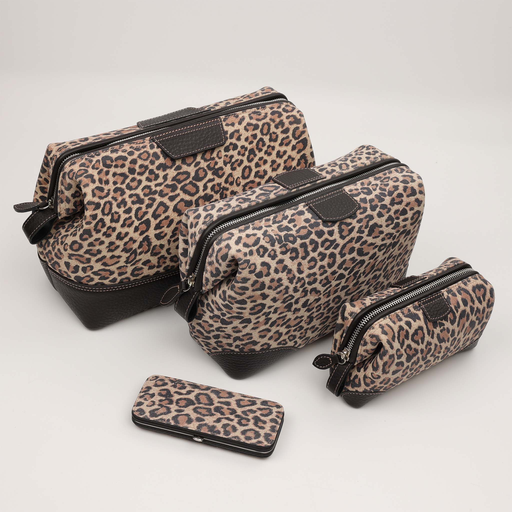 Auffällige Make-up Tasche aus Leder in Leopard Optik mit weit öffnendem Metallbügel