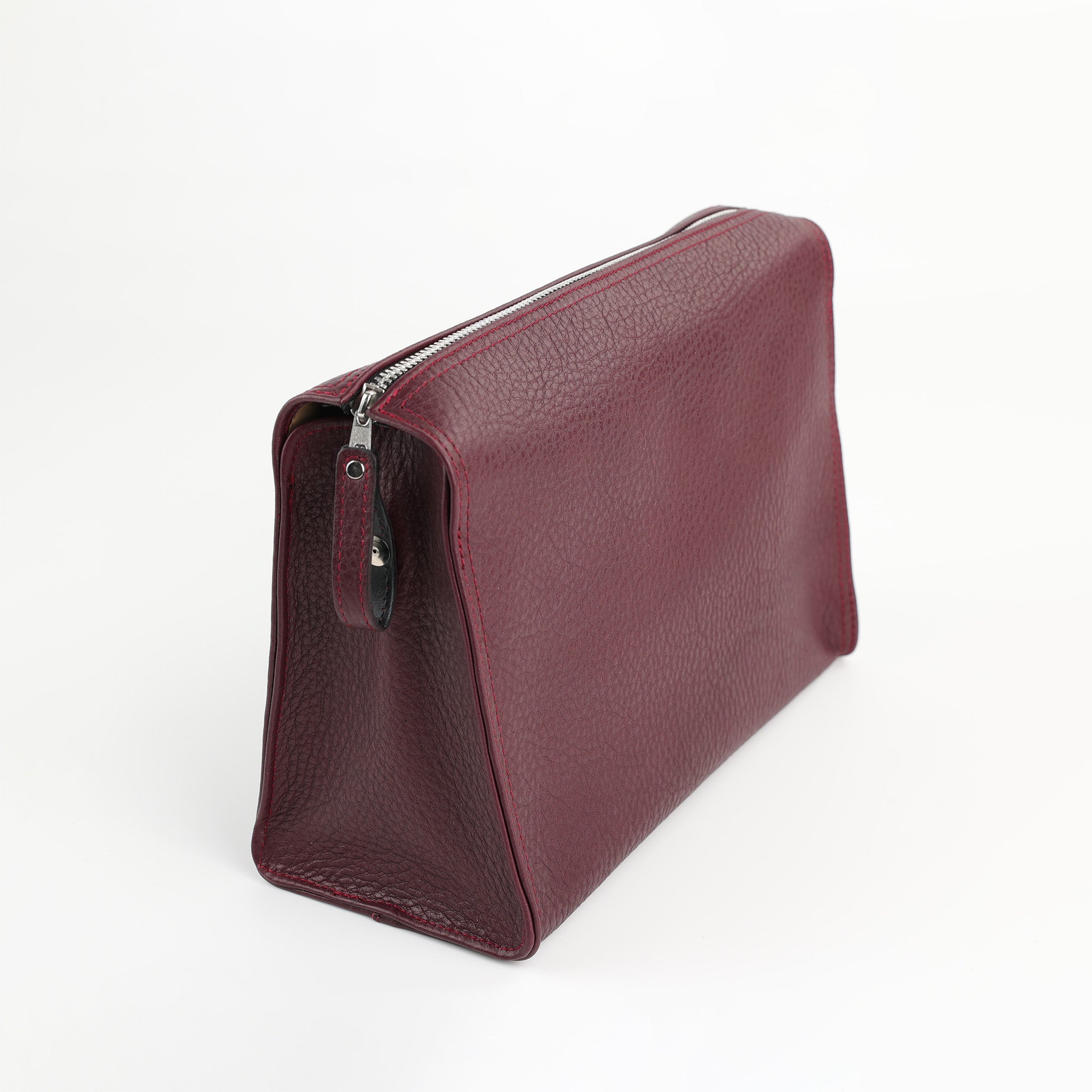 Handgefertigte Leder Kulturtasche in Marsala aus der Triangle Kollektion