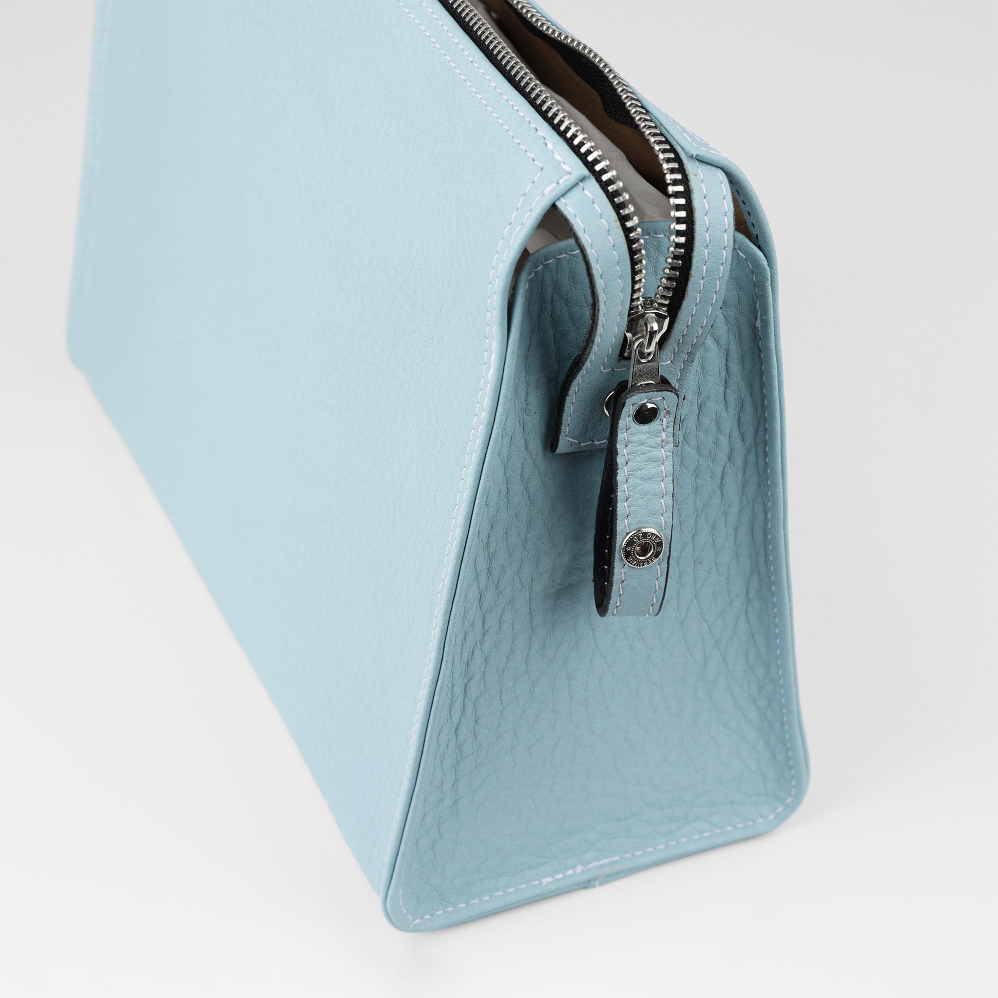 Frische Leder Waschtasche in Himmelblau, handgefertigt in einer deutschen Manufaktur