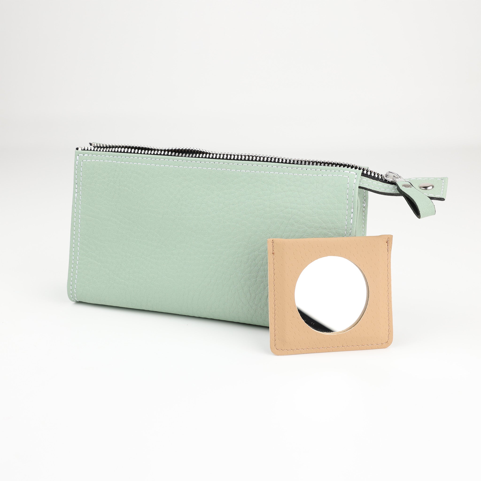 Frische Kulturtasche aus weichem Leder in Mint, handgefertigt in Deutschland