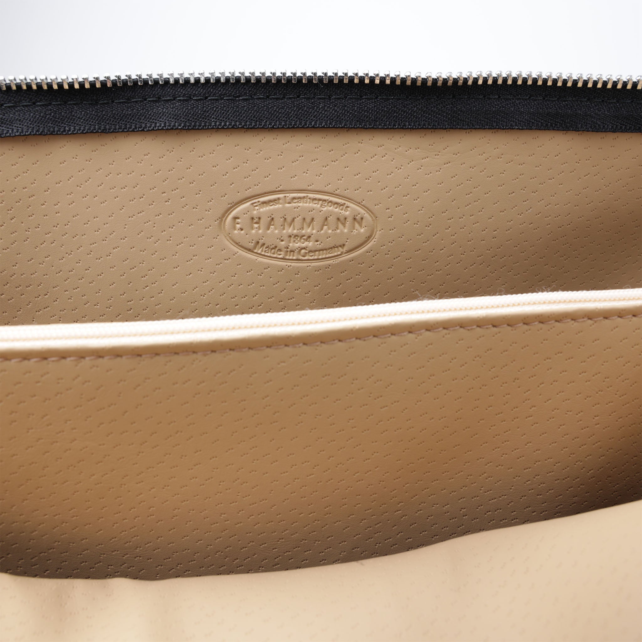 Dezente Leder Waschtasche in edlem Braun mit Innenfächern aus der Triangle Kollektion