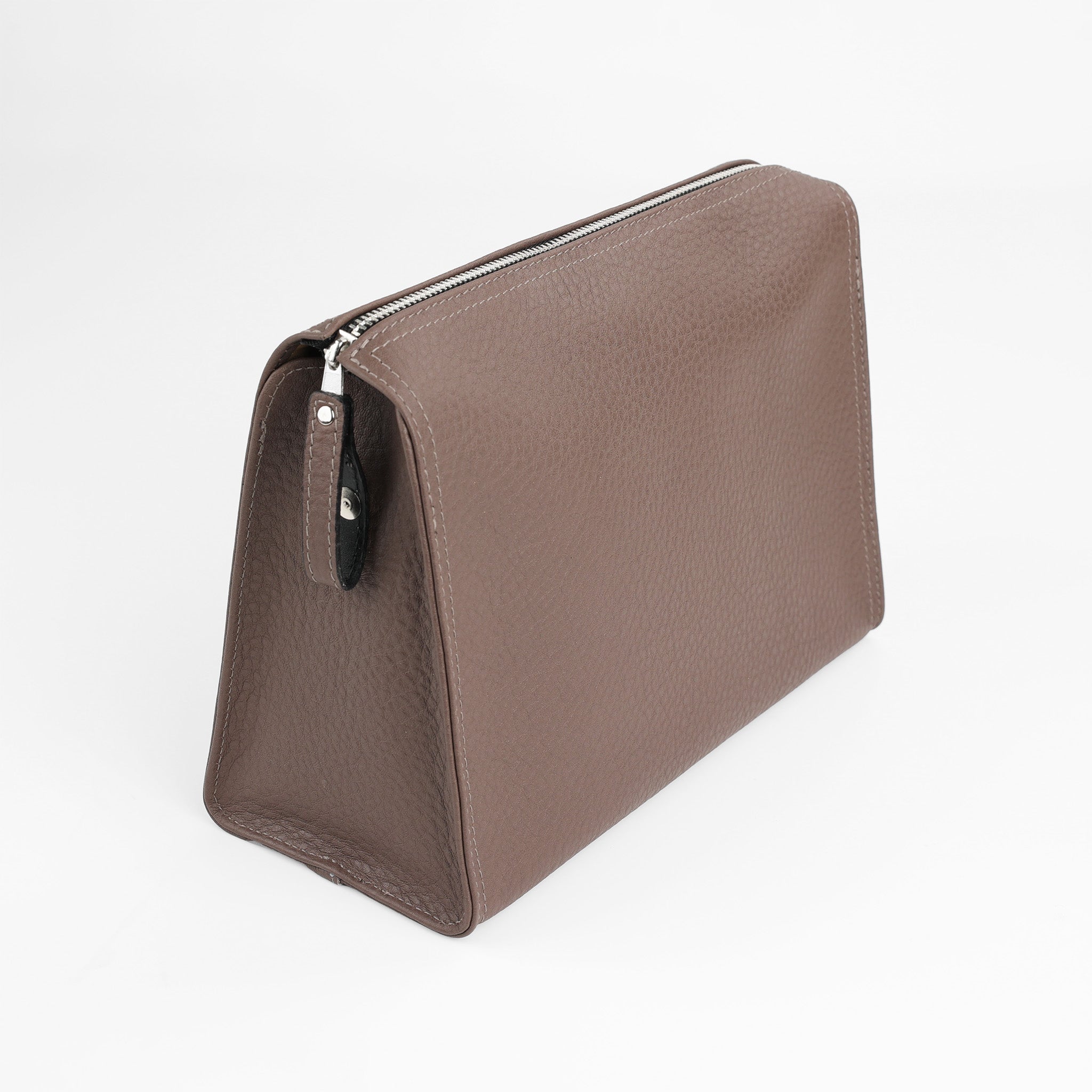Dezente Leder Waschtasche in der Farbe Nimbus aus der Triangle Kollektion