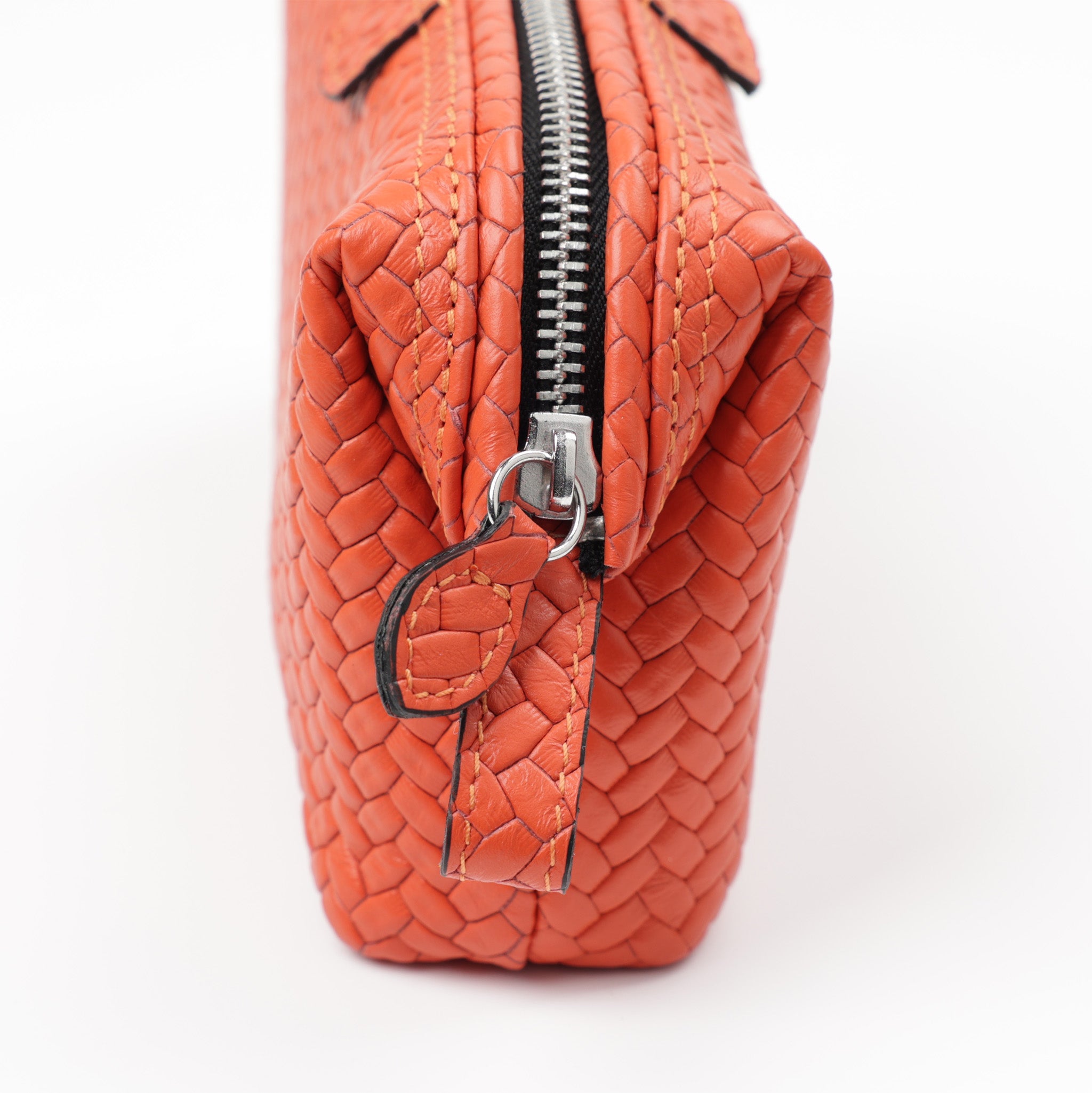 Leuchtende Leder Make-up Tasche mit orangem Flechtmuster aus der Mousetrap Kollektion