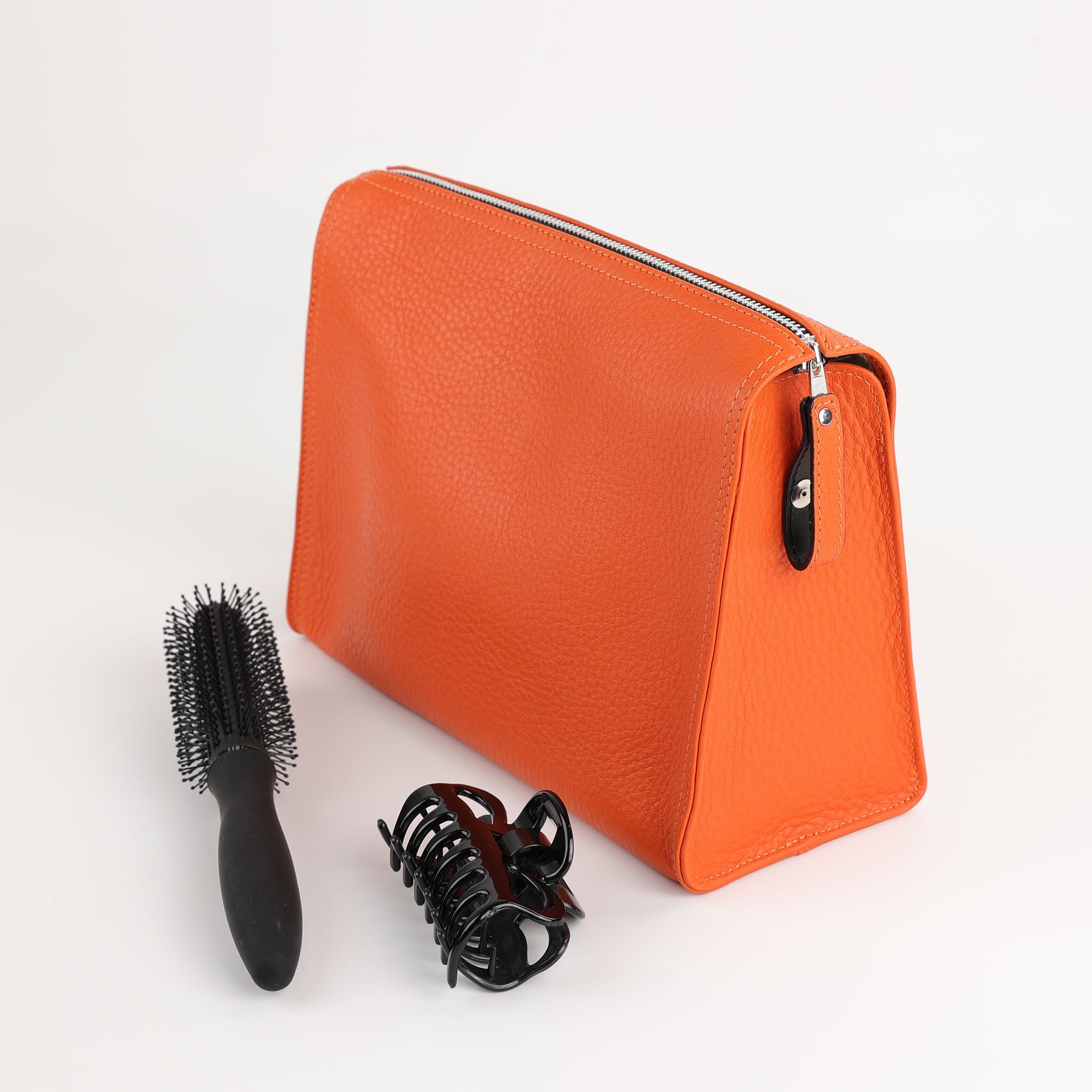 Leuchtende Waschtasche aus weichem Leder in Orange, handgefertigt in Europa