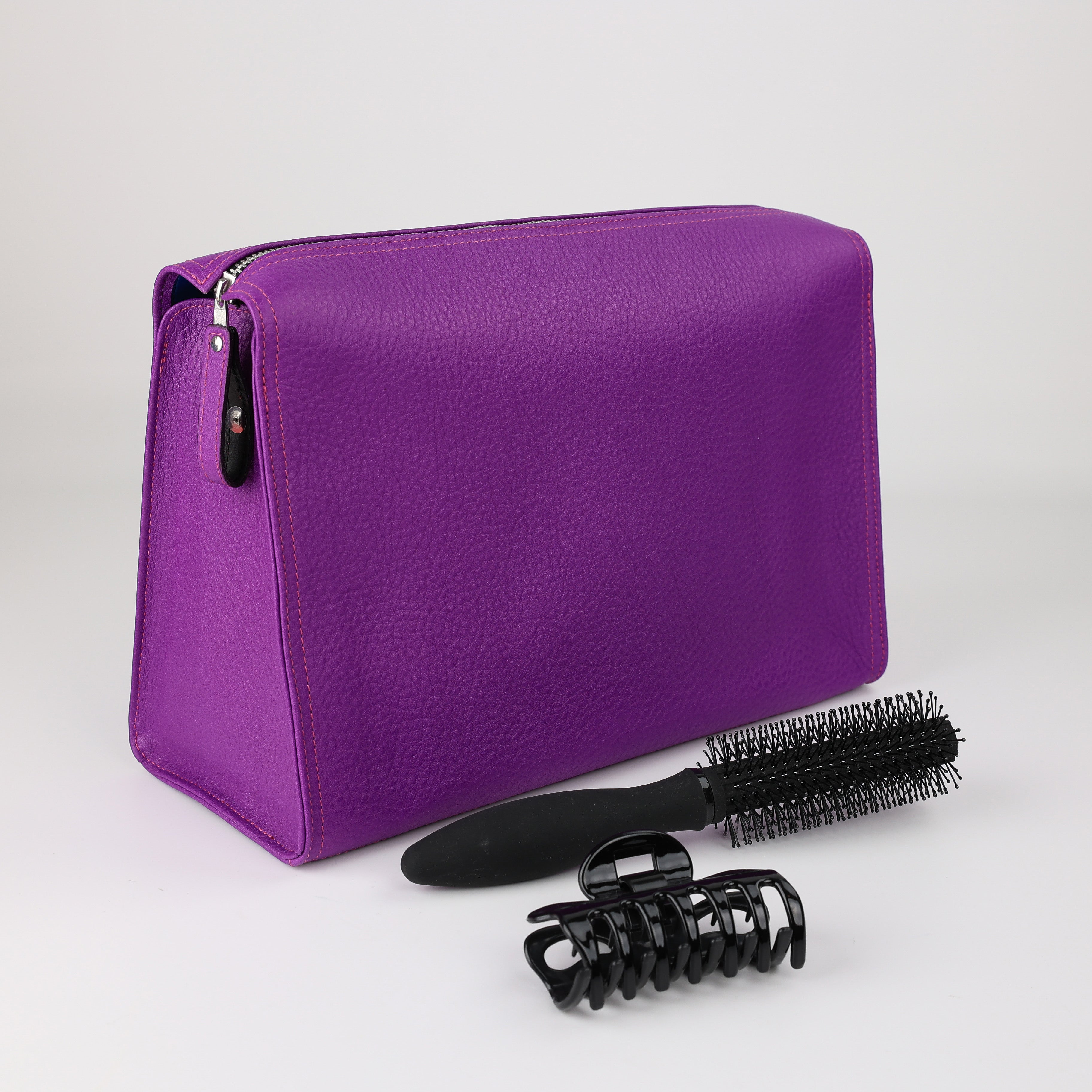 Feminine Leder Beautycase Tasche in Orchidee aus der handgefertigten Triangle Kollektion