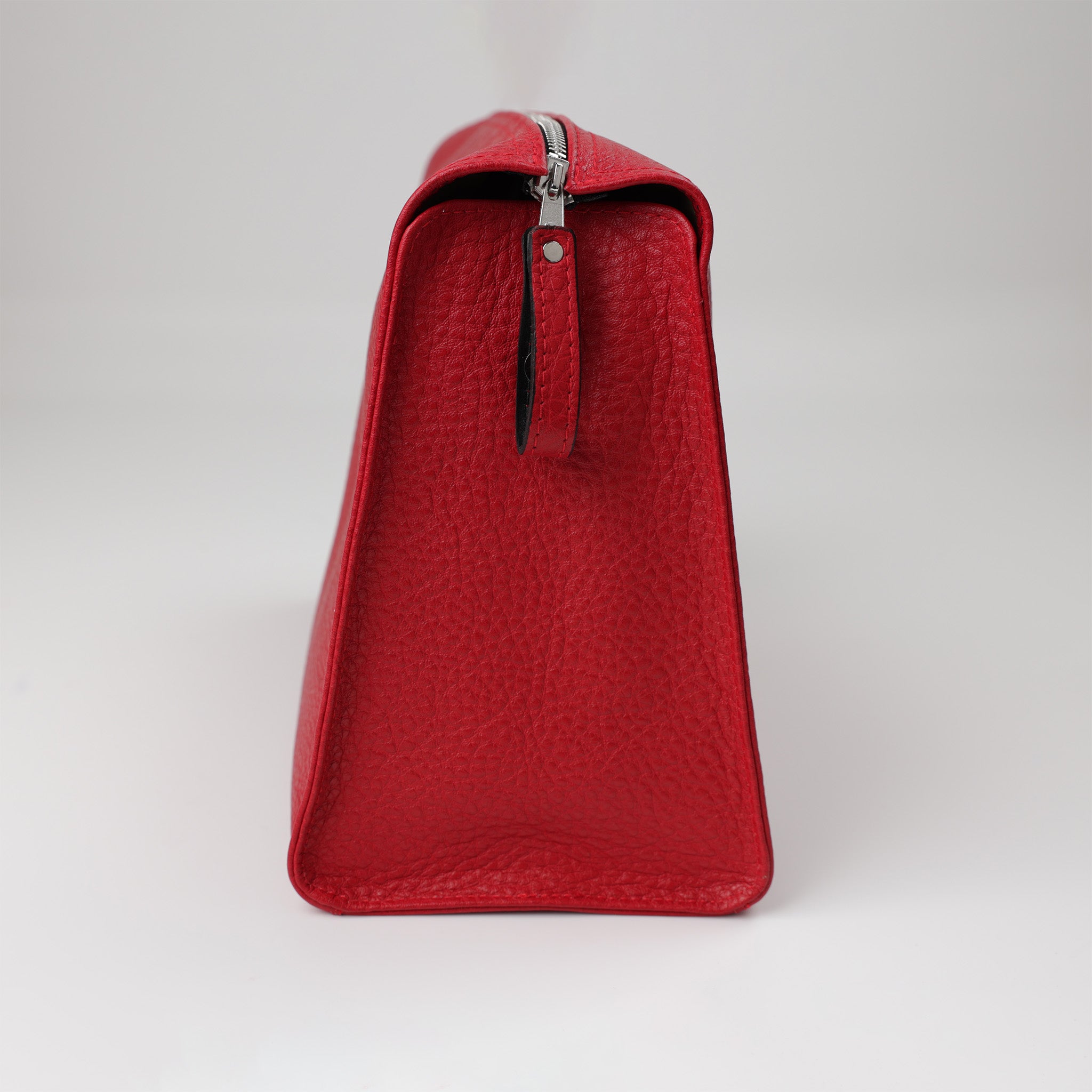 Handgefertigte Leder Waschtasche in kräftigem Rot für Bad, Reise und Kosmetik