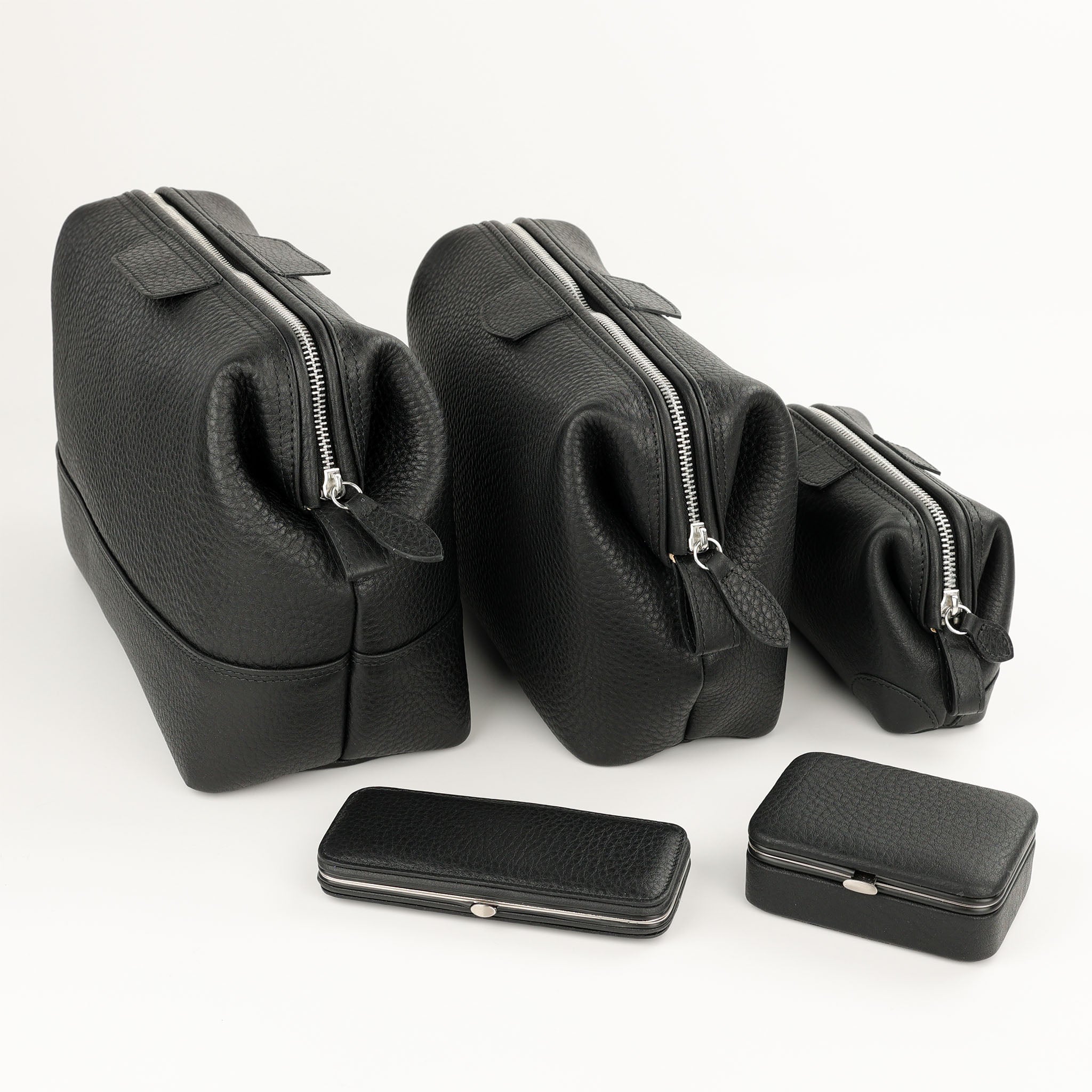 Zeitlose Leder Kultur- und Schminktaschen in schwarzem Leder aus der Mousetrap Kollektion von F. Hammann-mit Metallbügel in unterschiedlichen Größen