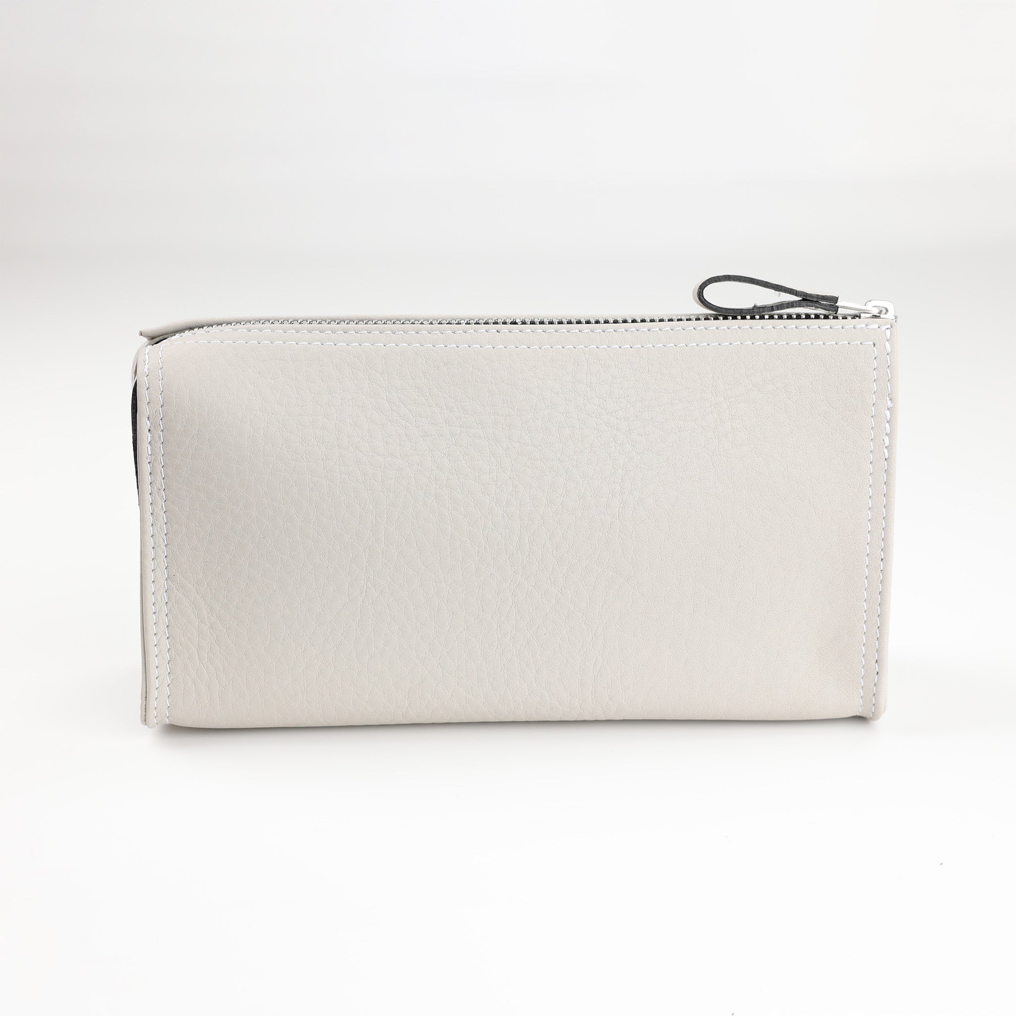 Zementfarbene Leder Kosmetiktasche von F. Hammann aus der Triangle Kollektion